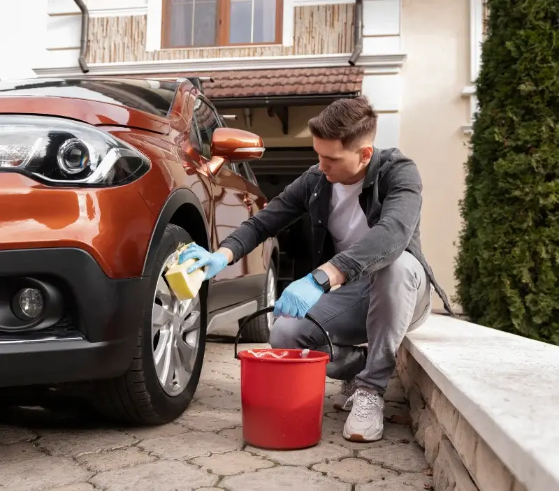 Lavage auto à domicile Contamine-Sarzin : professionnel intervenant sur un véhicule